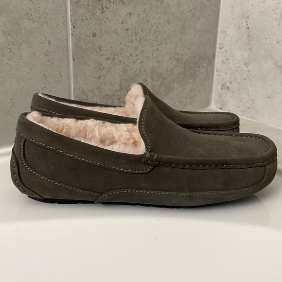 UGG Men’s ASCOT Slipper Size 8 main image 10